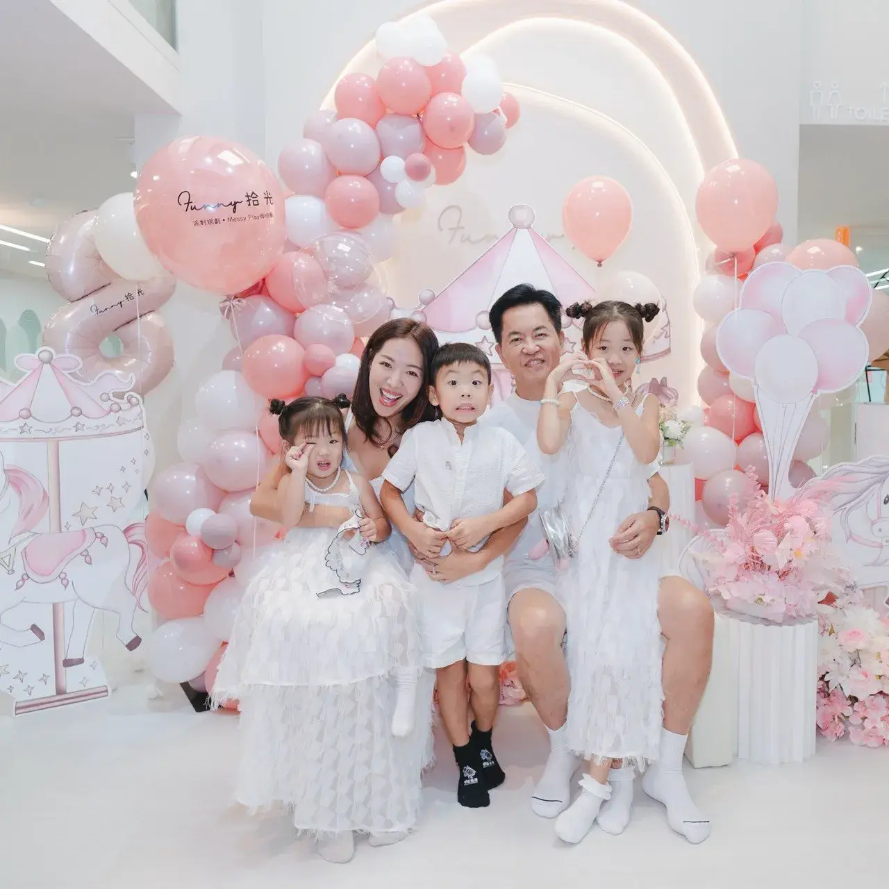 親子生日派對家庭合影